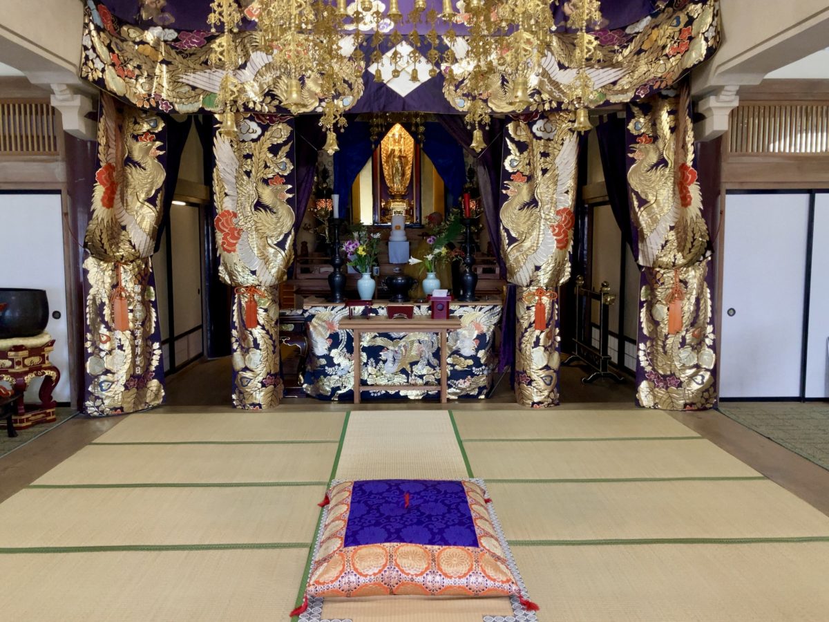 甲府盆地を望む本堂から-お寺で迎えた初めてのお正月-